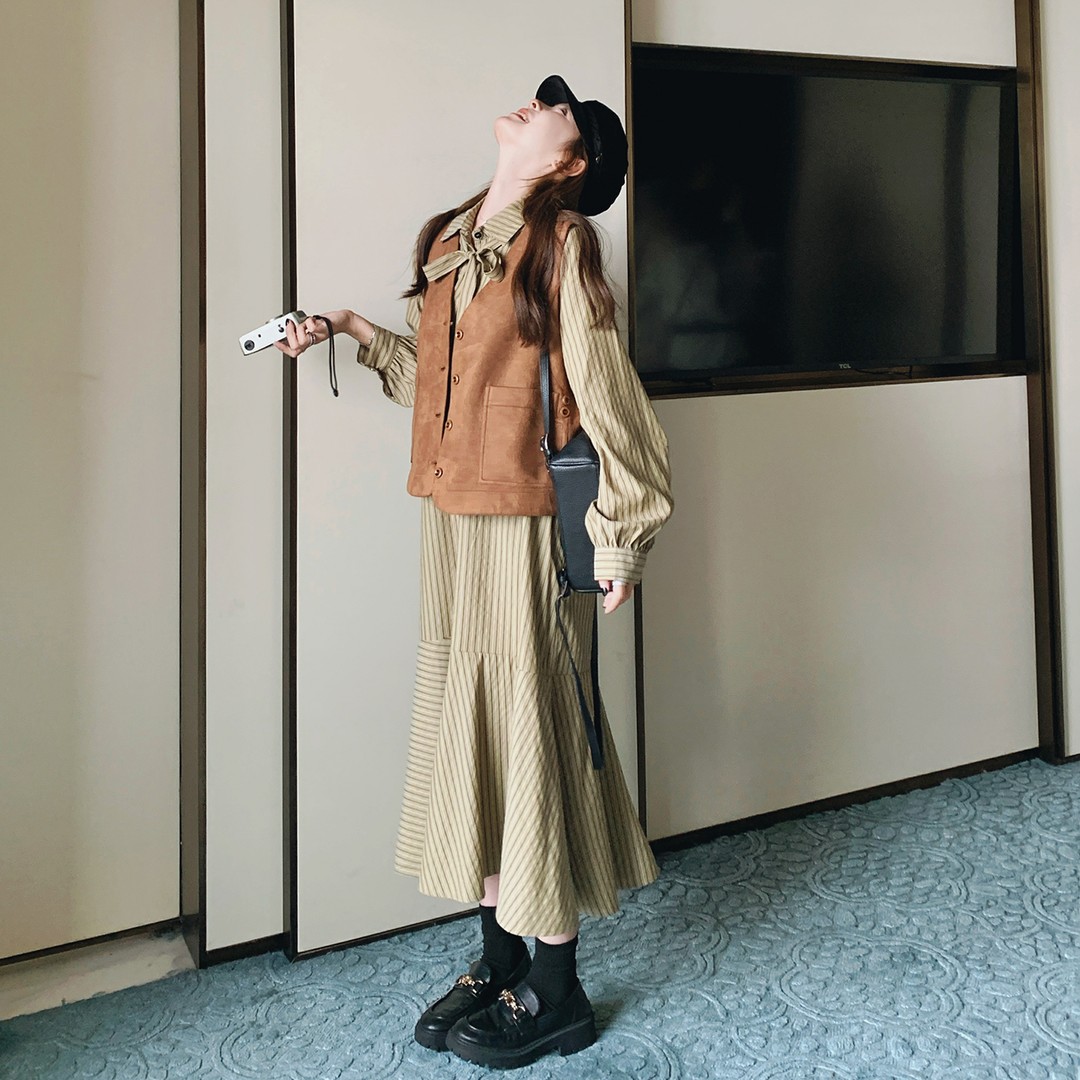 美式早秋松弛感游牧风穿搭女2025新款复古马甲条纹系带衬衫裙套装