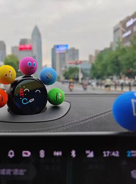 五月天车饰载吧唧球球摆件胡萝卜表情球挂件桌面装饰周边互