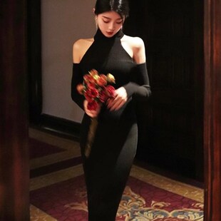 中式风黑色针织设计感连衣裙女秋季高领露肩气质礼服裙长款毛衣裙