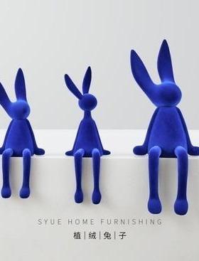 克莱因蓝植绒坐姿兔子客厅摆件创意酒店售楼处样板间软装饰品摆设