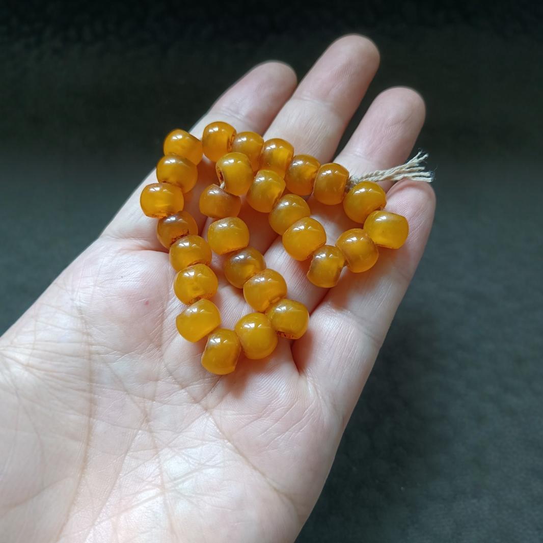 古玩收藏藏区回流老包浆黄色玛瑙珠子一串大孔道黄色玛瑙配珠佛珠