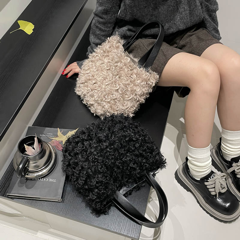 秋冬毛绒包包女复古水桶包2025女式简约手拎包韩版通勤手提毛毛包