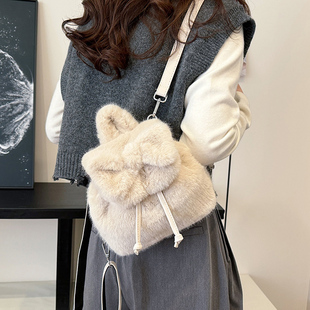 秋冬毛绒双肩包包女2025新款外出旅行通勤包小众百搭毛毛小型背包