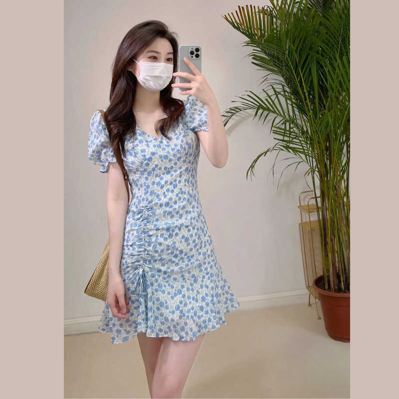 2024夏季新款高级感减龄显瘦短袖碎花蓝色V领荷叶边连衣裙女短裙