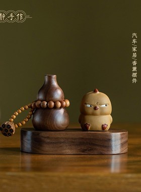 可爱小表情窝比精致实木香薰汽车车载摆件斜眼办公室好玩桌面摆件