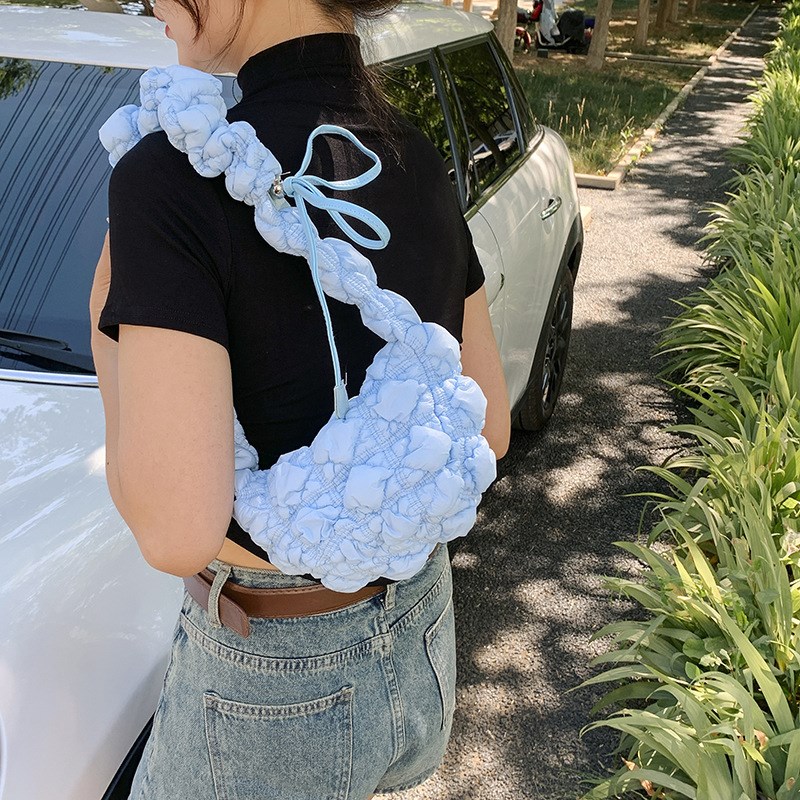 小众褶皱云朵包韩版新款时尚柔软泡泡芙包简约抽绳女士单肩斜挎包