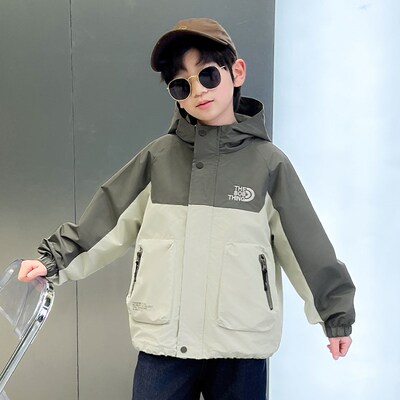 男童春装外套2025新款儿童冲锋衣春秋款帅气男孩春天薄款连帽风衣