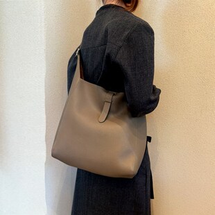 水桶包真皮单肩包2025新款高级感头层牛皮百搭斜挎包风衣灰美拉德