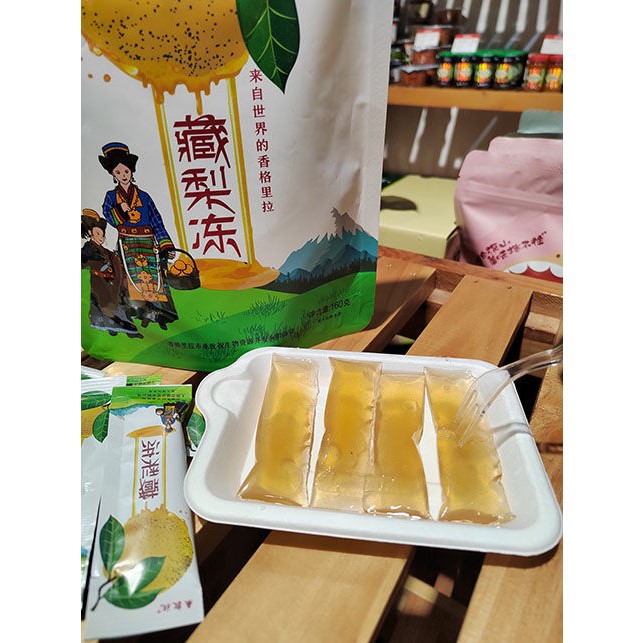 新货藏梨冻特色果味型果冻清凉清爽原味小袋休闲小食品香格里拉