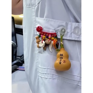 护士夜班平安挂件桃木狗牙猪惊骨随身别针医生值班护身符神器