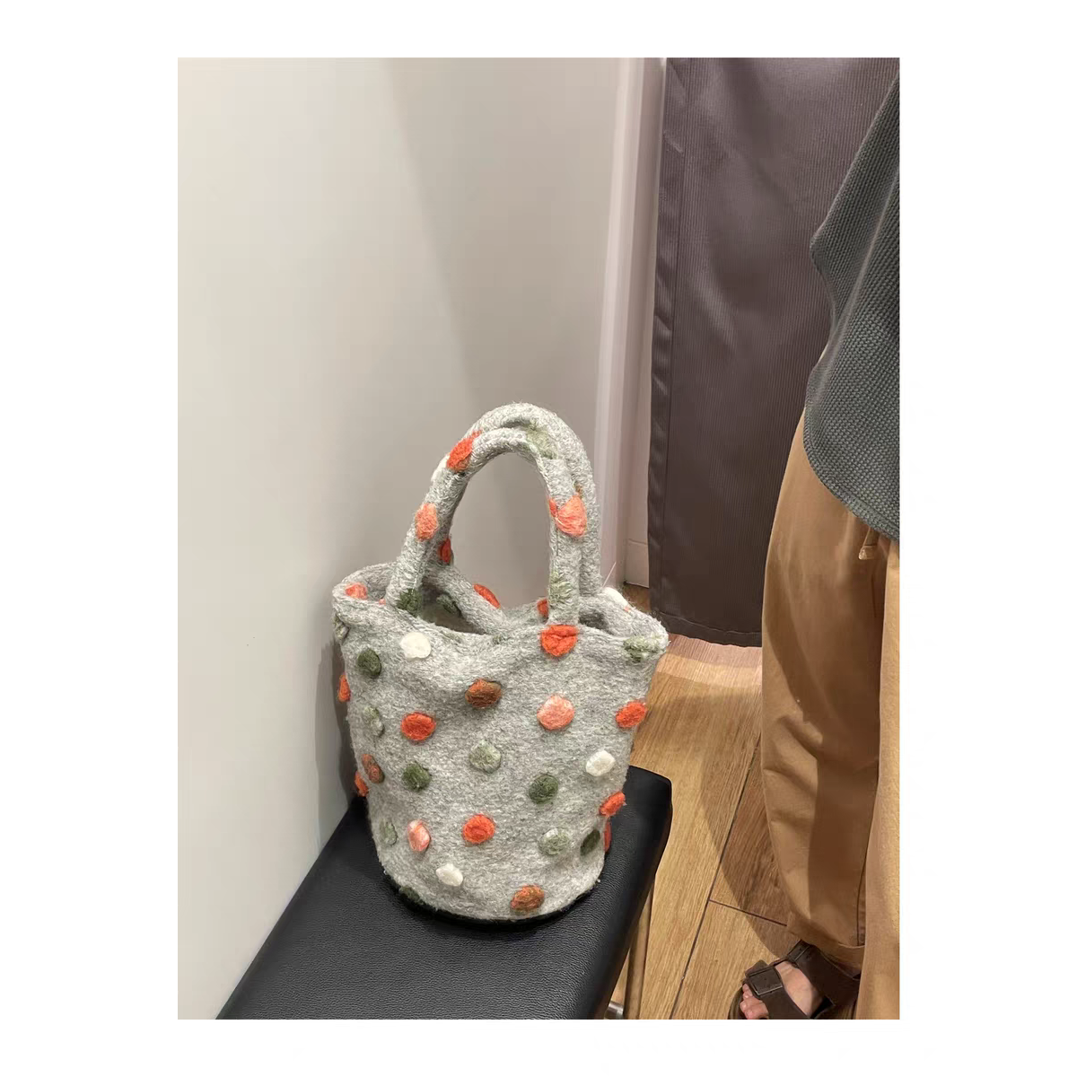 Клатч 手提精致小包秋冬立体彩球球灰色厚实羊毛呢百搭精致实用性水桶手