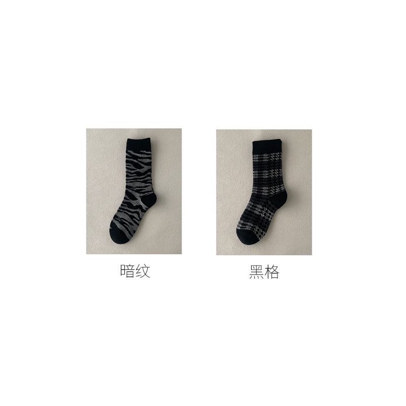 男士黑色时尚潮流个性纯棉加厚保暖中筒长袜男人格子全棉袜子男生