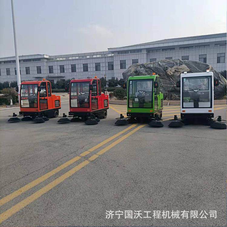 公园学校电动扫地车图片喷水吸尘清路机小型扫路机出售