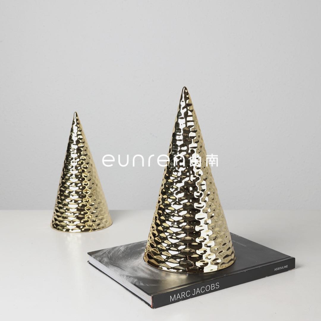 现代简约金色波纹圣诞树创意摆件样板房圆锥形几何雕塑软装饰品