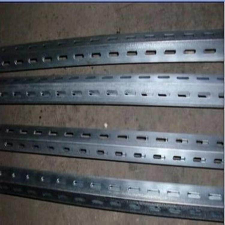 厂家镀锌冲孔切尺热轧等边三角铁建筑支架结构用打孔万能角钢