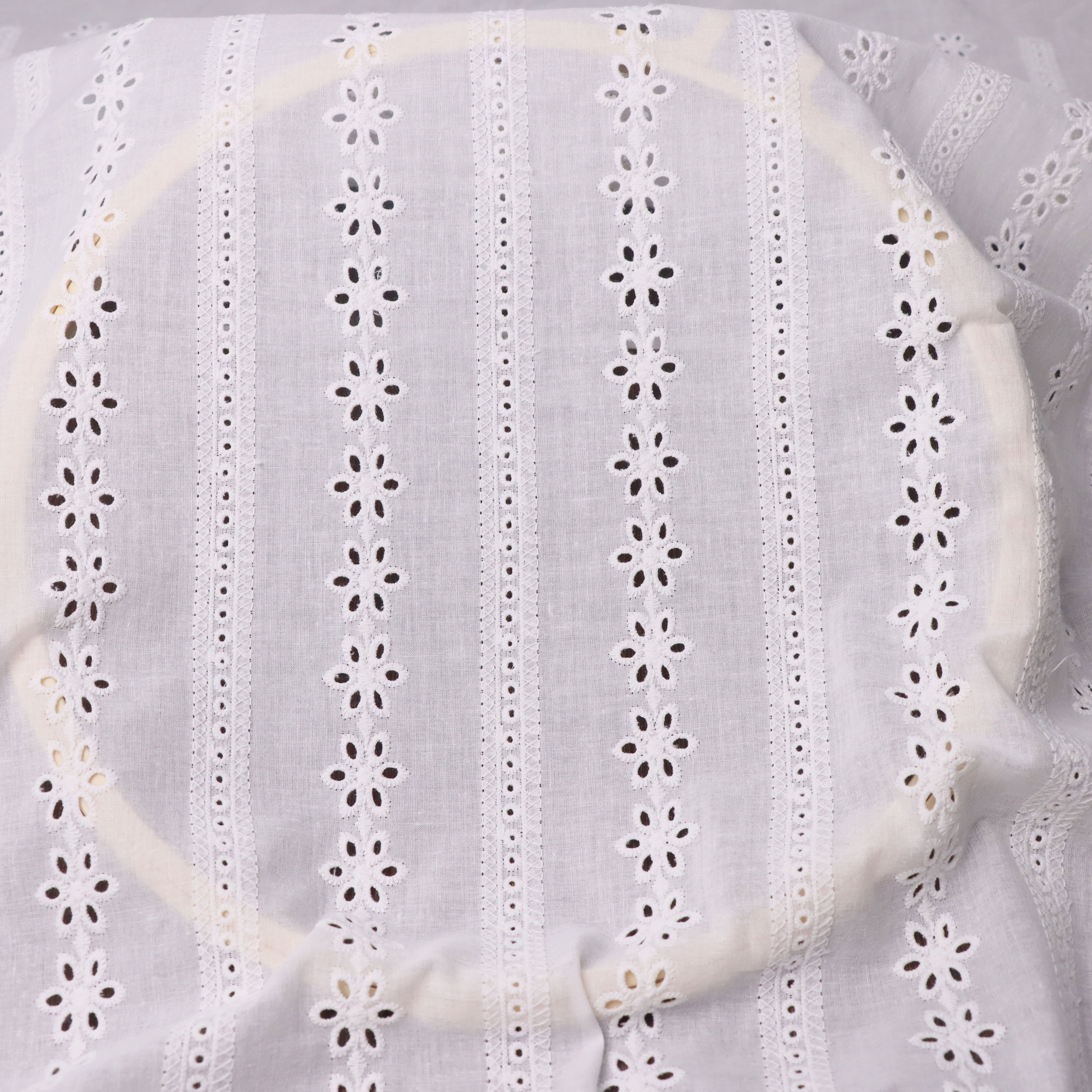 纯棉镂空刺绣布料打孔镂空感绣花布手工diy连衣裙衬衫服装面料布