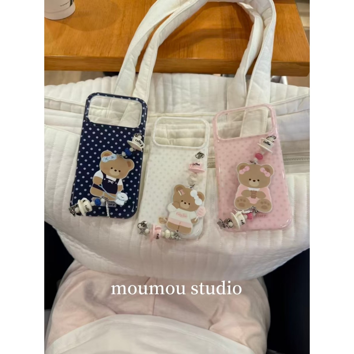 MOMOMOSTUDIOS小众ins波点可爱饼干小熊手链适用iPhone17promax新款16pro苹果手机壳15pro双层17全包防摔软壳