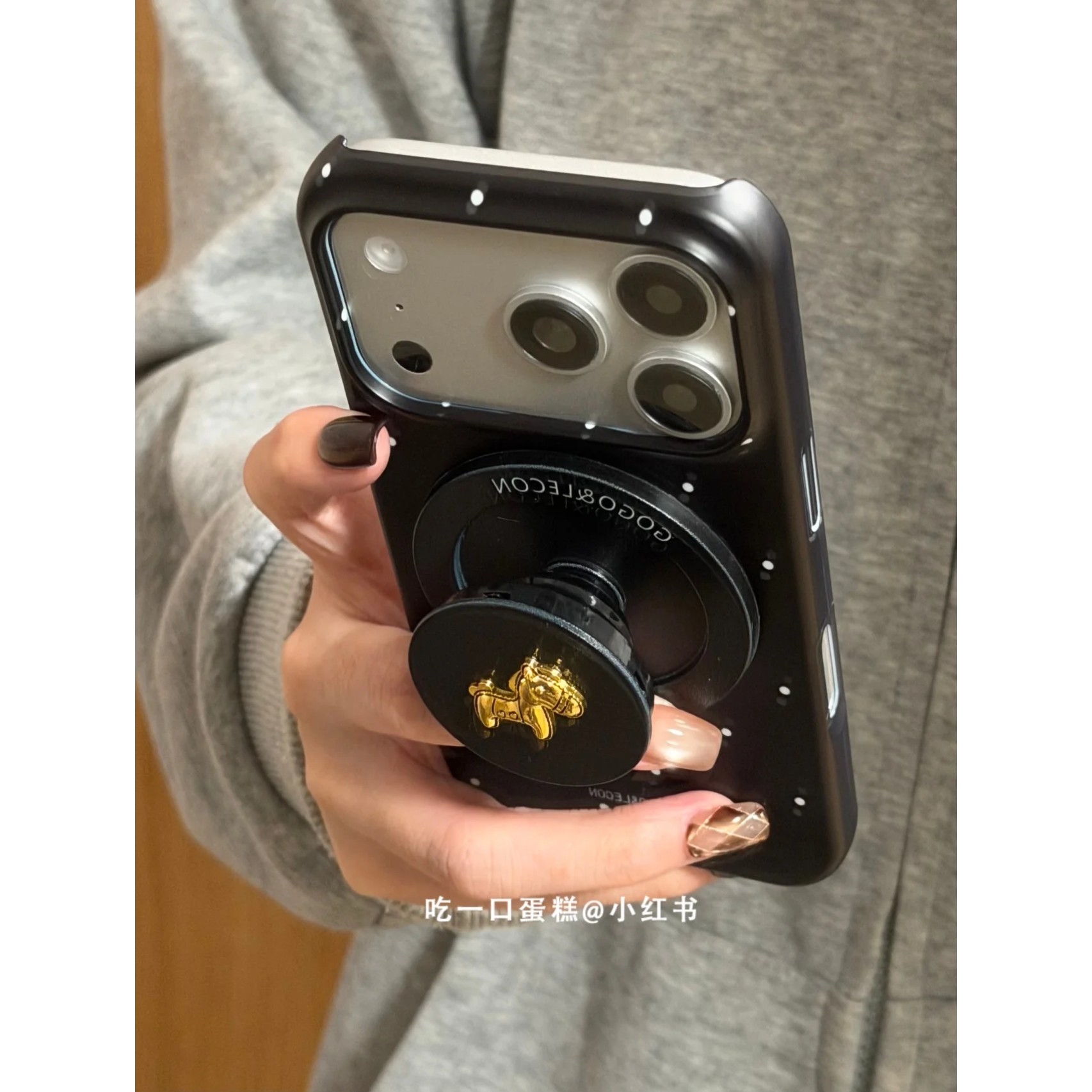 MOMOMOSTUDIOS小众ins黑底白波点金色小马磁吸支架适用iPhone17promax新款16pro苹果手机壳15pro半包磨砂硬壳,3C数码配件,手机保护套/壳,淘宝优惠券,粉丝福利购,淘宝优惠卷