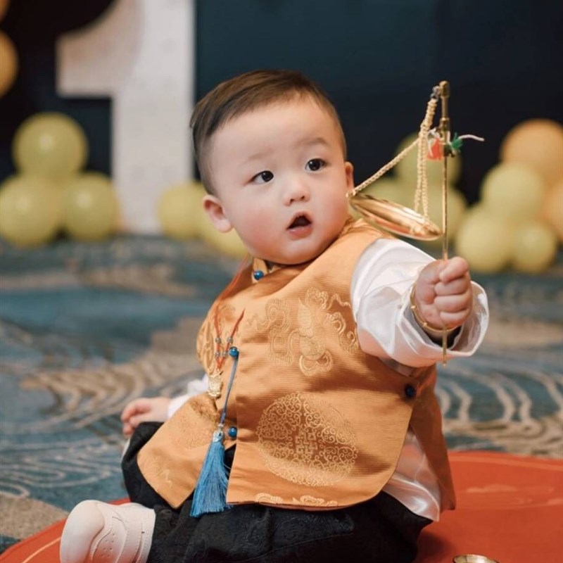 一周岁宴礼服男宝宝中式唐装宝宝生日金色抓周衣服套装冠衣春秋季