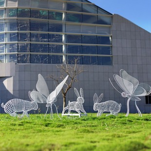 户外不锈钢蝴蝶雕塑草坪小区售楼部园林景观镂空金属钢丝兔子摆件