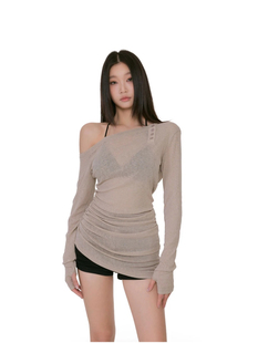 WITHMIN 斜肩露肩上衣夏薄款收腰显瘦长袖T恤女辣妹微透防晒罩衫