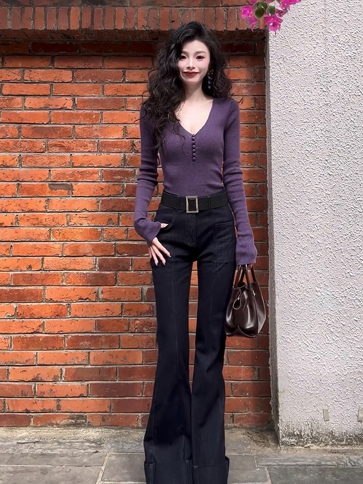 2025秋冬季时髦穿搭V领纽扣修身上衣紫色针织衫女高腰显瘦微喇裤