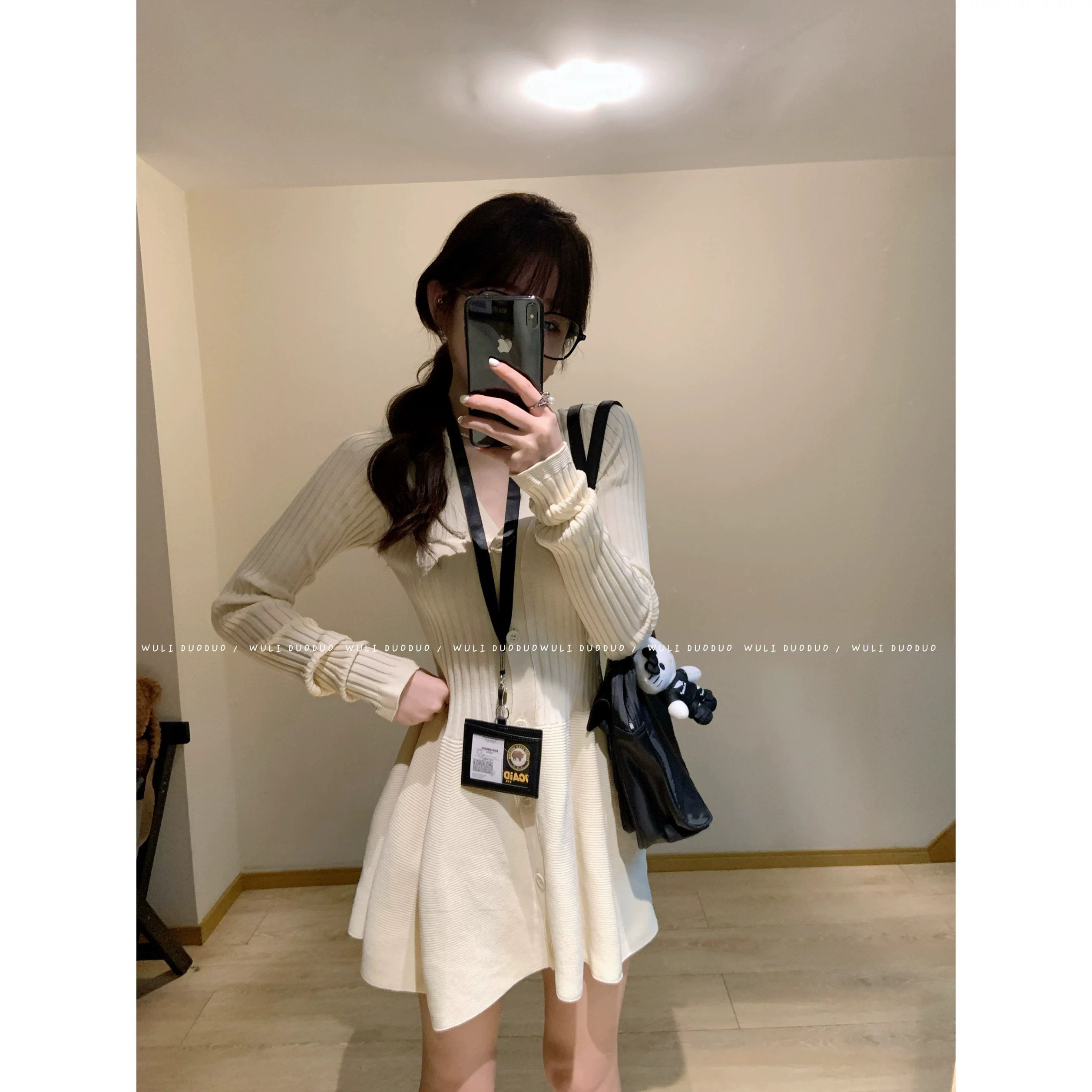 法式V领长袖针织连衣裙女秋季修身显瘦杏色短裙单排扣收腰a字裙子