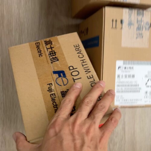 全新变频器FRN0010C2S-7C/FRN000