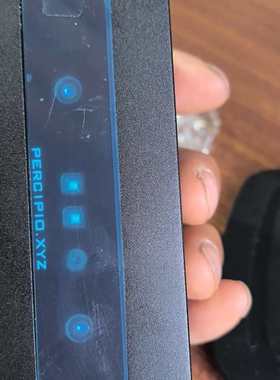 手一台PERCIPIO.XYZ激光传感器，型号FS820-