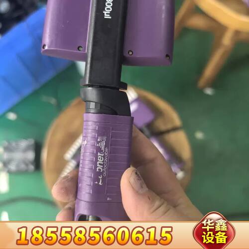 出这款紫色手动移液器来自Labnet品牌，拥8个独立通道