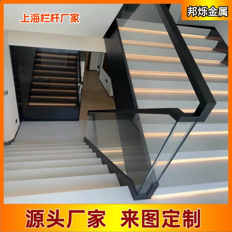 别墅楼梯玻璃扶手厂家 上海预埋钢槽钢板楼梯 室外阳台不锈钢栏杆