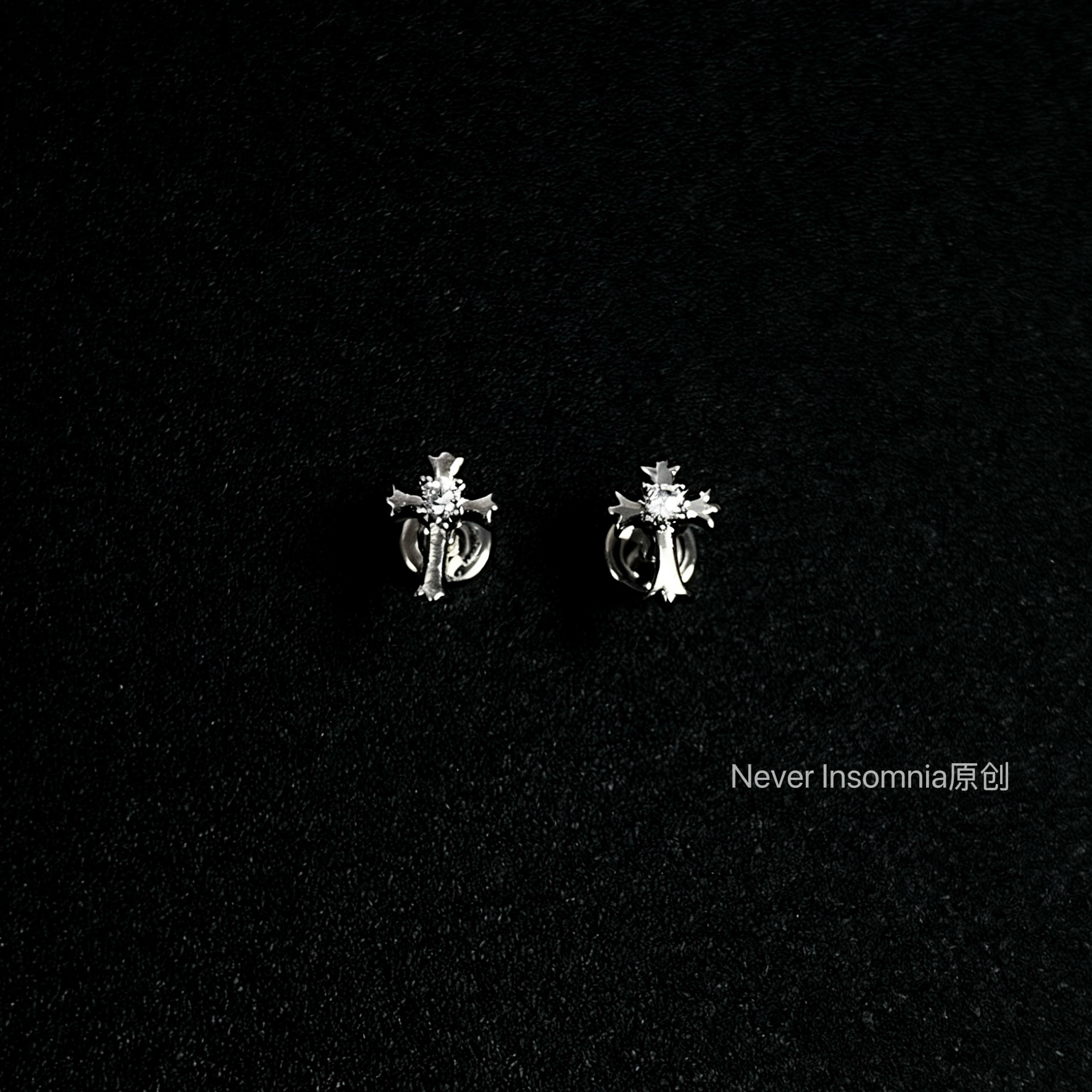 Never Insomnia原创. Buttercoler耳骨钉.白十字