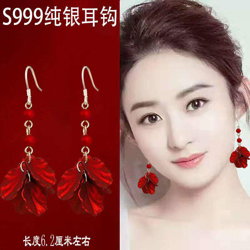 高级感红色花瓣耳钉新娘耳环2026新款爆款秋冬喜庆时尚过年耳饰女