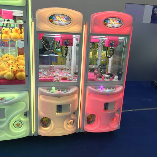 新款儿童迷你抓娃娃机迷你游戏机夹公仔机多少钱一台扭蛋机厂家