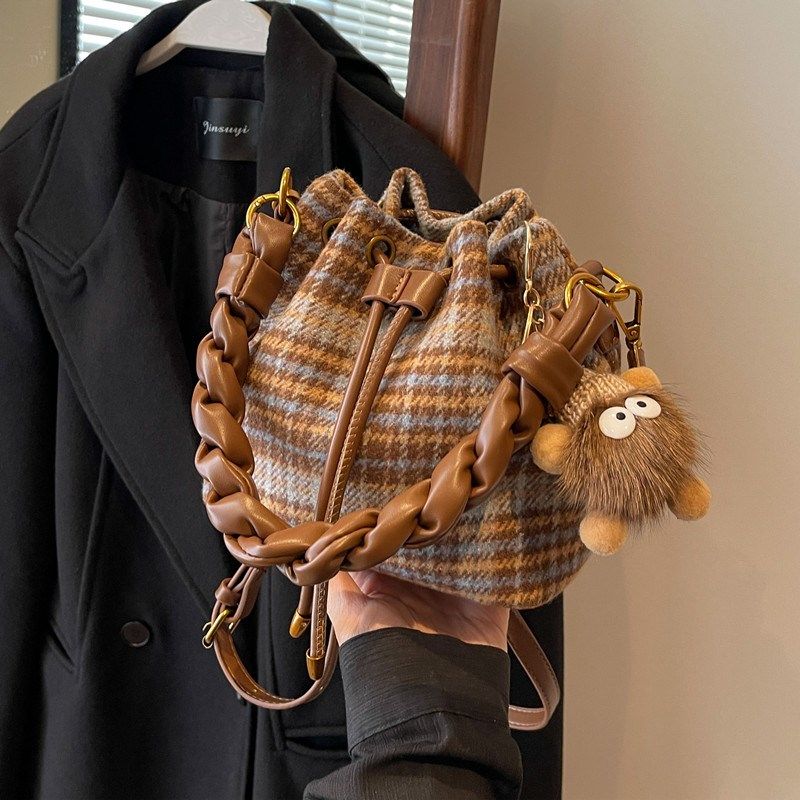 高级感复古毛呢格子包包女2024新款质感手提水桶包百搭单肩斜挎包,箱包皮具/热销女包/男包,通用款女包,淘宝优惠券,粉丝福利购,淘宝优惠卷