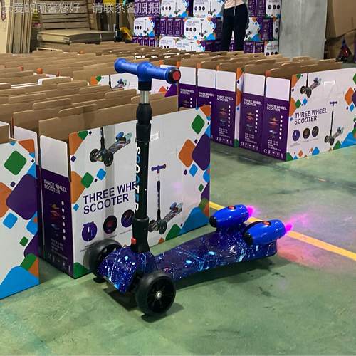 024新款源厂家出口喷雾喷喷气儿童滑板车kSD135头id火s s2cooter