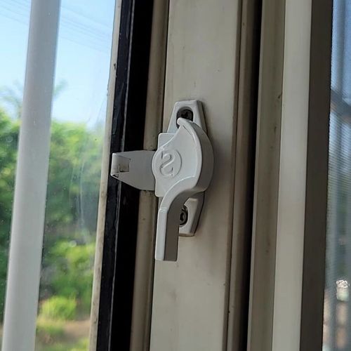 通用月牙锁安全锁塑钢配件铝合金窗扣窗户老式移门钩平移窗锁