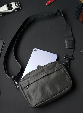 DOOMGEAR双扣小挎包iPadmni收纳单肩斜挎包黑雾大力马机能