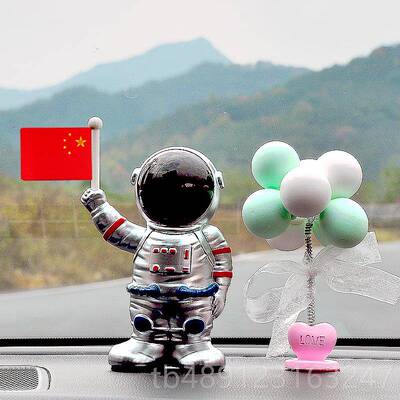 正品太阳能宇航员汽摆件中车载太空人高档红爱国五星小旗车控台装