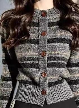 2025蛇年本命年衣服冬季高级感超好看灰色条纹打底针织衫春秋上衣