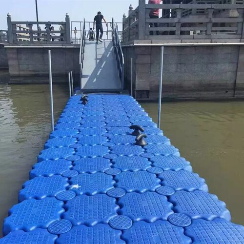 游船码头水上浮筒 HDPE吹塑浮筒 人造陆地浮台 塑料平台浮桥搭建