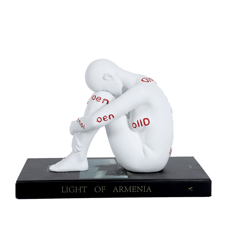 现代意式极简白色抽象字母人物抱膝摆件茶室书房桌面家居装饰摆件