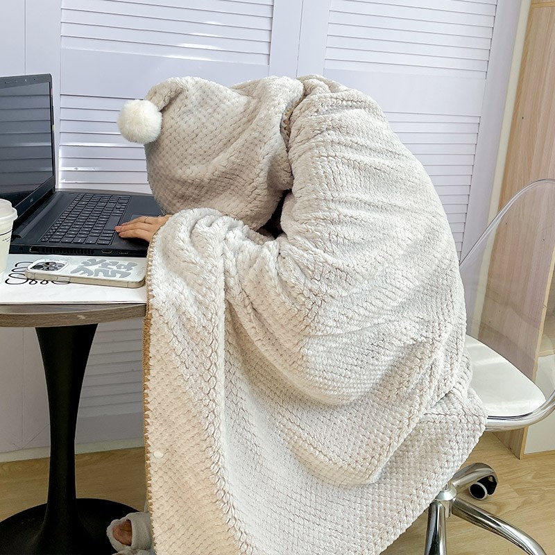 办公室午睡披肩毛毯午休工位连帽带帽斗篷毯子抱枕二合一春夏