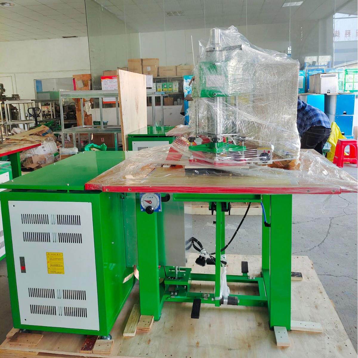 商标LOGO压唛机TPU凹凸压印热切高周波机服装设备烫金机