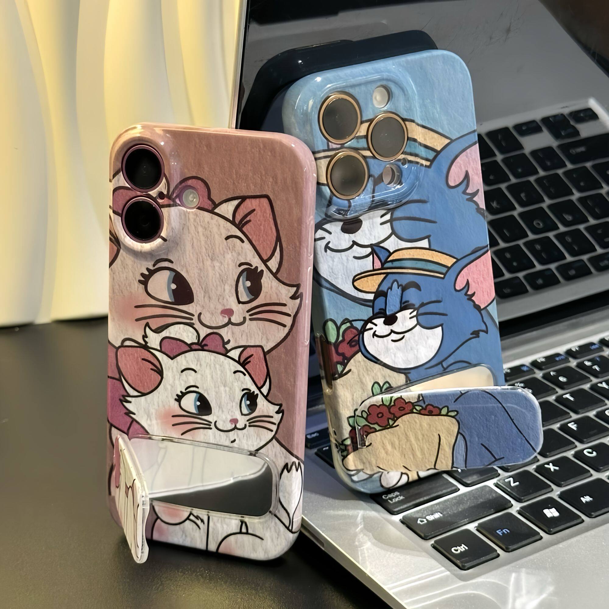 红米k80Ultra菲林带镜子支架iPhone16promax手机壳硬卡通适用高级感OPPOfindx8情侣玛丽汤姆华为Pura70小米15