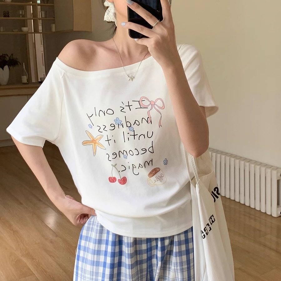 七禾页 趣味手绘涂鸦印花露肩T恤 斜肩辣妹短袖上衣 宽松