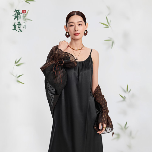 萧娘《续缘》香云纱黑色打底吊带桑蚕丝中长款连衣裙夏XNA1355