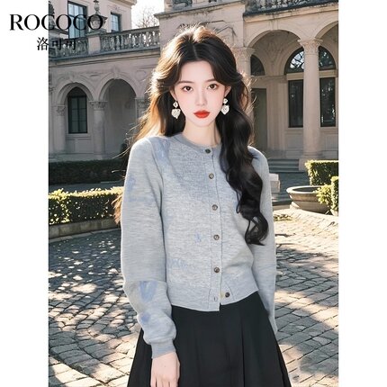ROCOCO/洛可可绵羊毛卡通刺绣圆领针织开衫春季新款短款落肩上衣