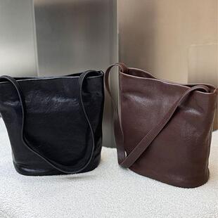 2025秋冬新款极简风休闲水桶小众设计植鞣牛皮单肩斜挎包轻奢牛皮