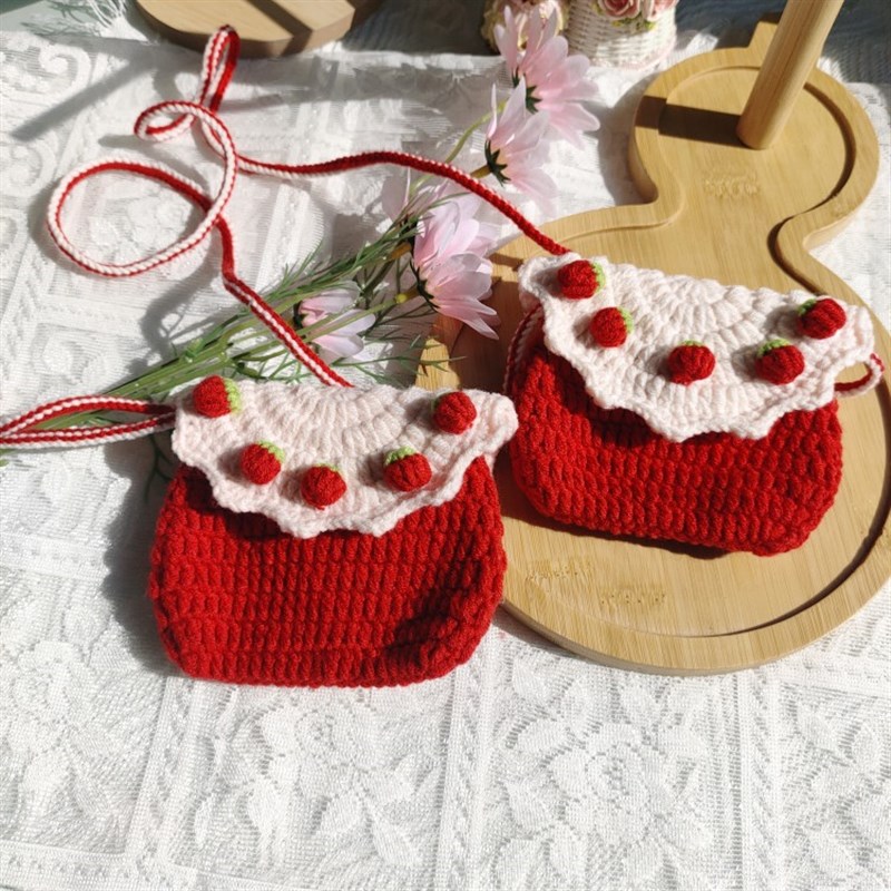 成品珍珠草莓零钱包卡包耳机包手工毛线编织钩针手拿小包斜挎女包